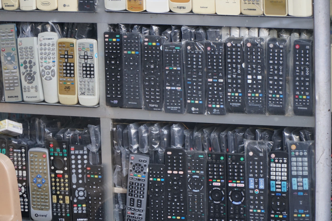 Tiểu thương nơi đây chuyên kinh doanh các mặt hàng công nghệ, điện máy, điện tử với đa dạng thương hiệu, chất lượng, mẫu mã. Phố chuyên doanh điện máy, điện tử Nhật Tảo có thể cung ứng số lượng lớn hàng hóa trên toàn quốc.