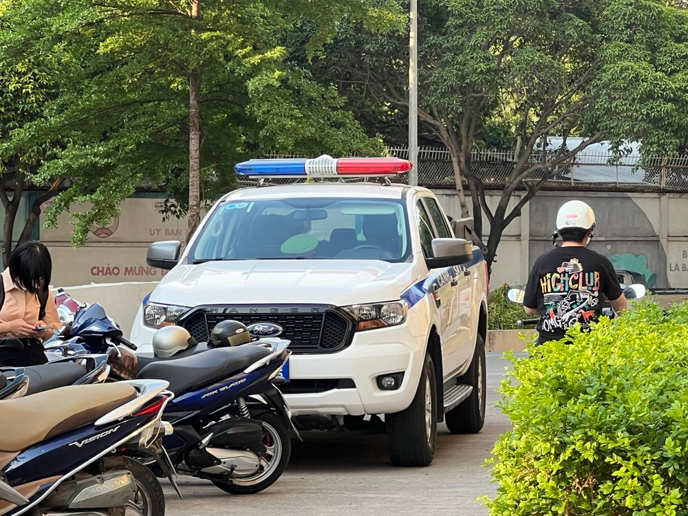 Xe cảnh sát có mặt tại chung cư xảy ra vụ việc