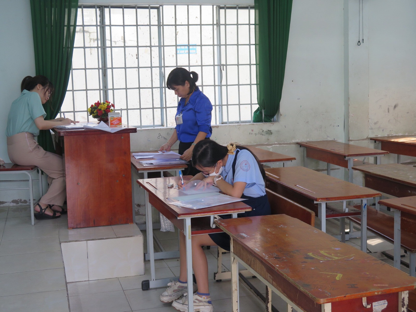 Một thí sinh thi tiếng Nhật được ngồi cùng phòng thi số 41 nhưng giữ khoảng cách riêng. Một thí sinh thi tiếng Nhật được ngồi cùng phòng thi số 41 nhưng giữ khoảng cách riêng.