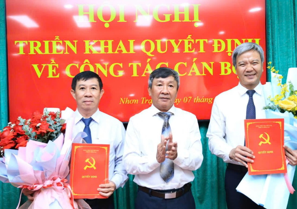 Phó Bí thư thường trực Tỉnh ủy Đồng Nai Hồ Thanh Sơn trao quyết định điều động, bổ nhiệm Bí thư Huyện ủy Nhơn Trạch và Vĩnh Cửu Phó Bí thư thường trực Tỉnh ủy Đồng Nai Hồ Thanh Sơn trao quyết định điều động, bổ nhiệm Bí thư Huyện ủy Nhơn Trạch và Vĩnh Cửu