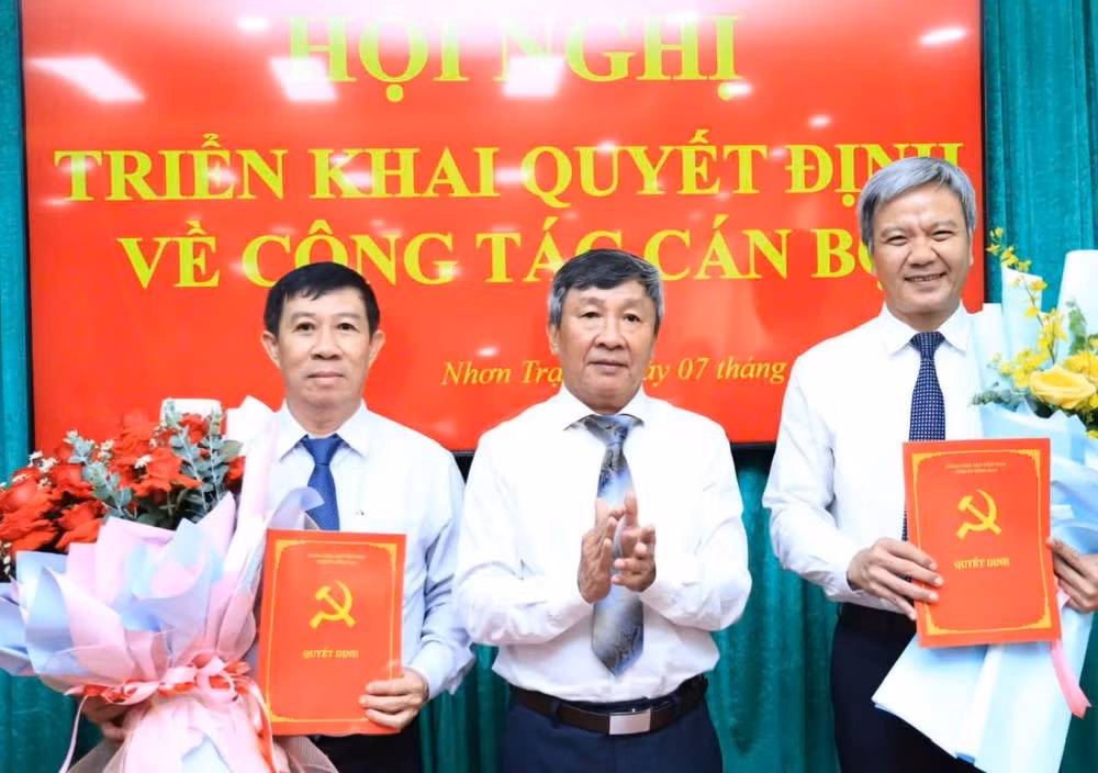 Phó Bí thư thường trực Tỉnh ủy Đồng Nai Hồ Thanh Sơn trao quyết định điều động, bổ nhiệm Bí thư Huyện ủy Nhơn Trạch và Vĩnh Cửu