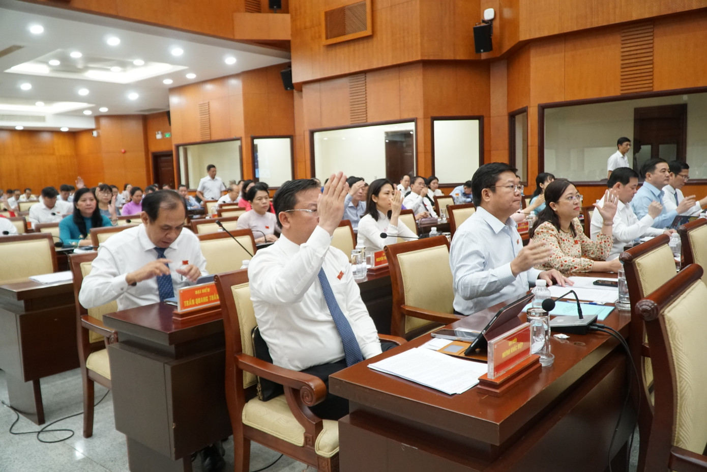 Các đại biểu thông qua việc thử nghiệm phương tiện bay không người lái và xe tự hành. Ảnh: Anh Nhàn