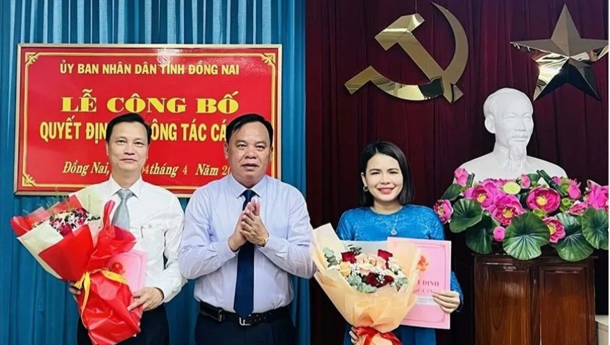 Hai cán bộ nhận quyết định bổ nhiệm lại Hai cán bộ nhận quyết định bổ nhiệm lại