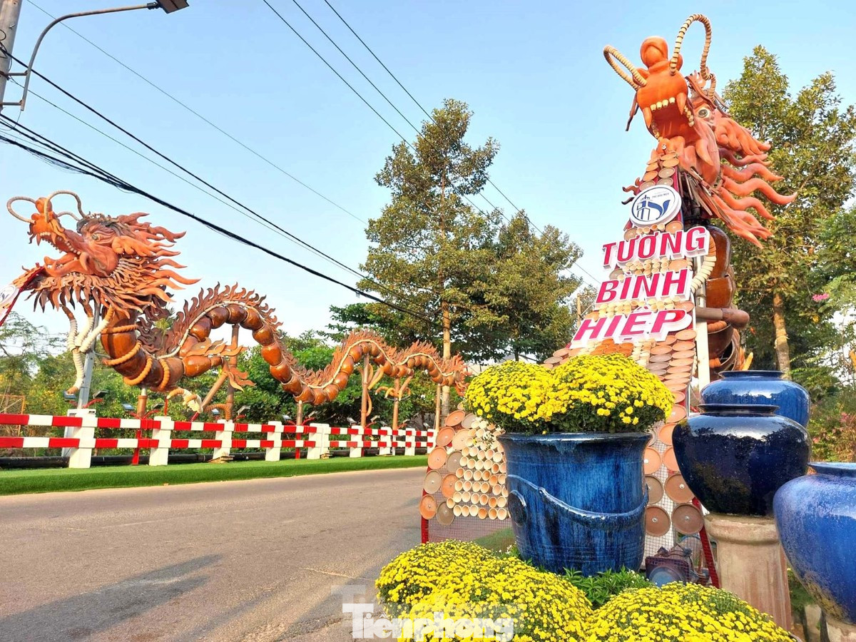 Linh vật rồng được thiết kế để chào đón Tết Giáp Thìn 2024, đặt tại đường Hồ Văn Cống (phường Tương Bình Hiệp, thành phố Thủ Dầu Một). Đây là làng nghề truyền thống có tuổi đời hơn 300 năm. Linh vật rồng được thiết kế để chào đón Tết Giáp Thìn 2024, đặt tại đường Hồ Văn Cống (phường Tương Bình Hiệp, thành phố Thủ Dầu Một). Đây là làng nghề truyền thống có tuổi đời hơn 300 năm.