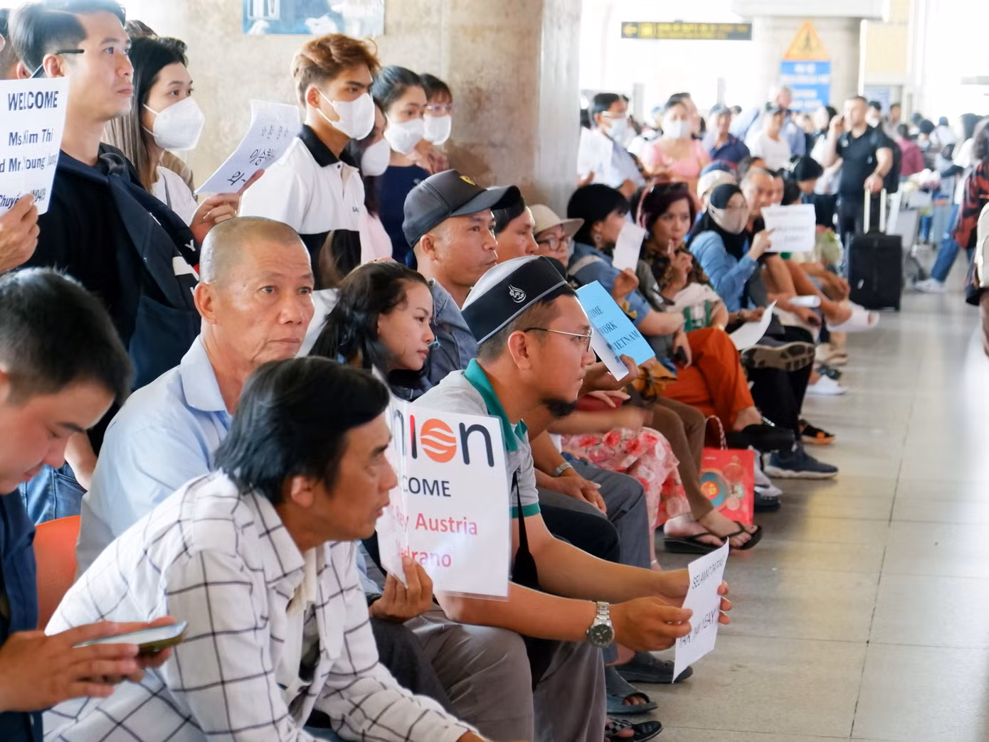 Hàng dài người ngồi ở băng ghế chờ ga quốc tế sân bay Tân Sơn Nhất đợi người thân Hàng dài người ngồi ở băng ghế chờ ga quốc tế sân bay Tân Sơn Nhất đợi người thân