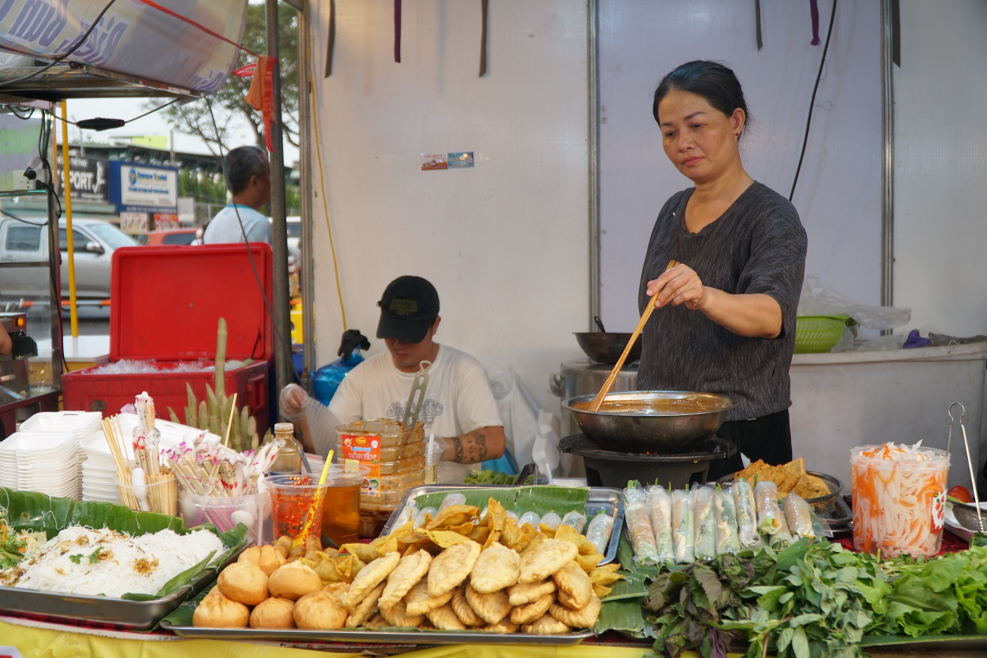 Ông Hồ Hoàng Thám – Giám đốc Công ty TNHH Ẩm thực chay, cho biết đơn vị đã chuẩn bị hơn 100 món chay khác nhau để phục vụ khoảng 1.000-2.000 lượt khách đến tham dự sự kiện. Toàn bộ số tiền từ hoạt động này sẽ được quyên góp để trao tặng các phần quà cho thanh niên công nhân khó khăn không có điều kiện về quê đón Tết. “Chúng tôi có hơn 100 nhân sự chuẩn bị cho sự kiện. Các thực phẩm được bảo quản ở kho và đảm bảo khâu vận hành đến công viên Gia Định được ngon, chất lượng nhất” – ông Thám cho biết.