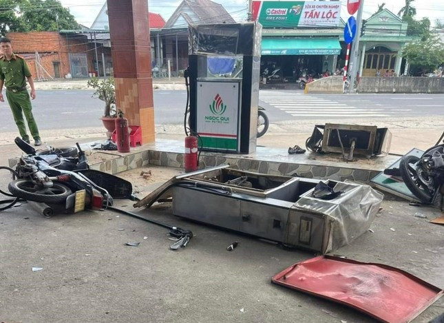 Hiện trường xe máy tông đổ trụ bơm xăng ở Tây Ninh. Ảnh: T.T