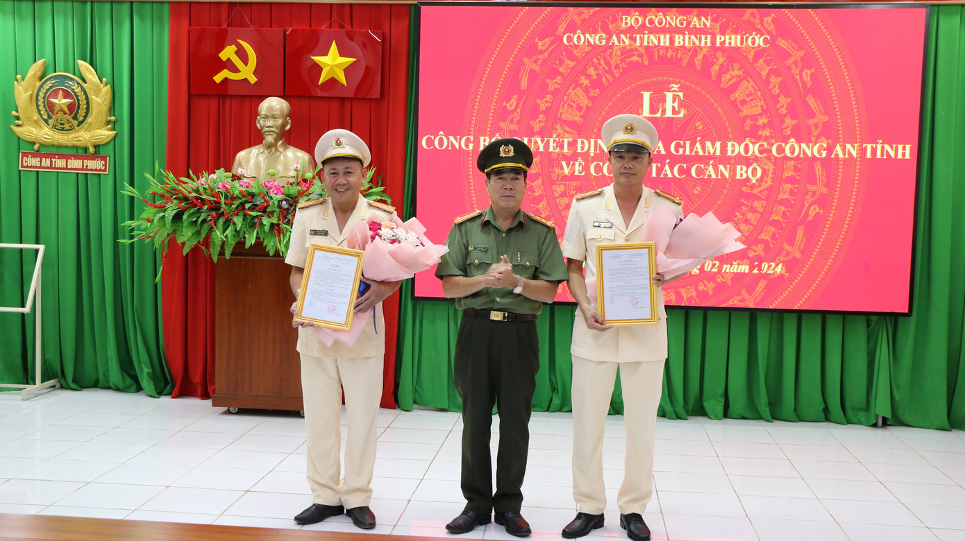 Đại tá Bùi Xuân Thắng - Giám đốc Công an tỉnh Bình Phước (đứng giữa) trao quyết định bổ nhiệm Trung tá Trần Hữu Dũng và điều động, bổ nhiệm Trung tá Chu Văn Thanh Đại tá Bùi Xuân Thắng - Giám đốc Công an tỉnh Bình Phước (đứng giữa) trao quyết định bổ nhiệm Trung tá Trần Hữu Dũng và điều động, bổ nhiệm Trung tá Chu Văn Thanh