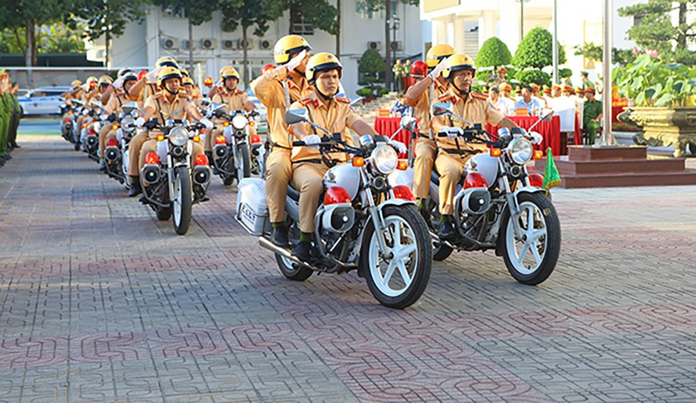 Lực lượng cảnh sát giao thông sẽ lập 8 tổ thực hiện tuần tra kiểm soát 24/24 giờ trên tuyến quốc lộ 1A. Lực lượng cảnh sát giao thông sẽ lập 8 tổ thực hiện tuần tra kiểm soát 24/24 giờ trên tuyến quốc lộ 1A.