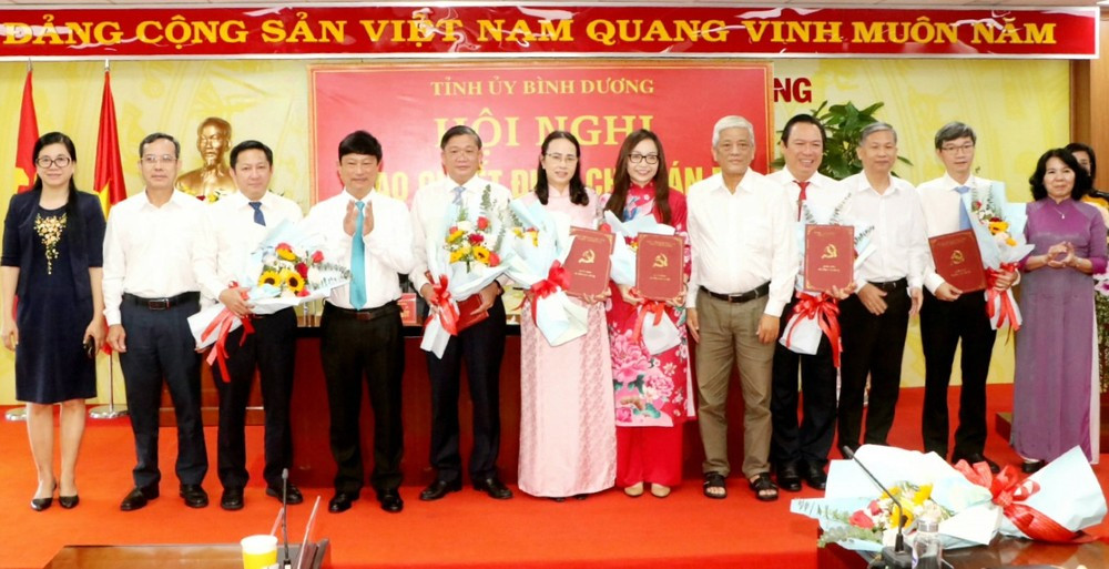 Tỉnh ủy Bình Dương trao các quyết định bổ nhiệm cán bộ.