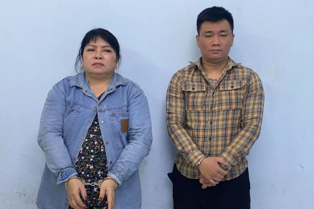 Đặng Thị Hoa (bên trái) và Nguyên tại cơ quan công an. Ảnh: Công an cung cấp. Đặng Thị Hoa (bên trái) và Nguyên tại cơ quan công an. Ảnh: Công an cung cấp.