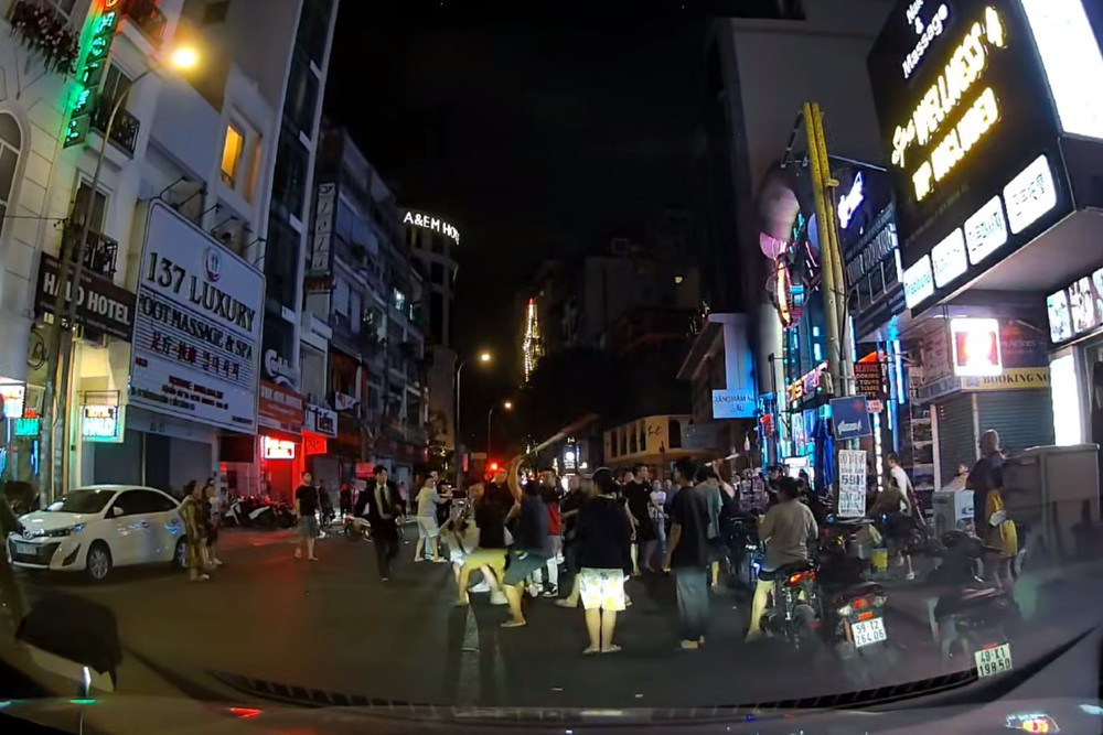 Camera ghi cảnh 2 nhóm dùng gậy gộc để ẩu đả. Ảnh cắt từ clip.
