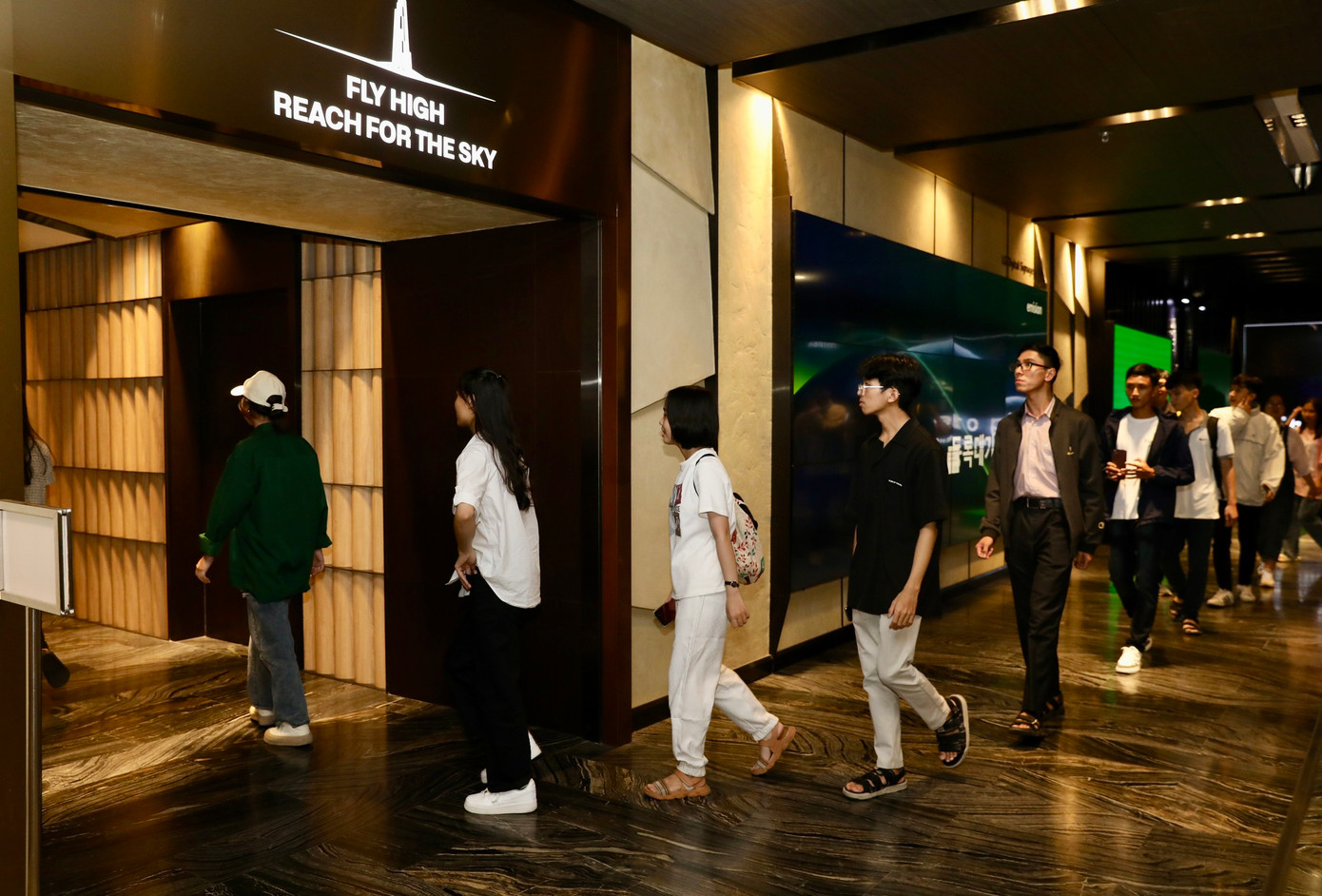 Sau khi tham quan tuyến buýt đường sông, các sinh viên của chương trình Nâng bước thủ khoa tiếp tục tham quan toà nhà Landmark 81. Đây là tòa nhà cao nhất Việt Nam, cao thứ hai Đông Nam Á, là điểm đến yêu thích của nhiều du khách khi đặt chân tới TPHCM.