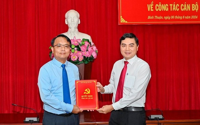 Ông Nguyễn Hoài Anh (bìa phải) - Bí thư Tỉnh ủy Bình Thuận trao quyết định của Ban Bí thư chuẩn y giữ chức Phó Bí thư Tỉnh ủy Bình Thuận cho ông Đặng Hồng Sỹ hôm 6/8. Ông Nguyễn Hoài Anh (bìa phải) - Bí thư Tỉnh ủy Bình Thuận trao quyết định của Ban Bí thư chuẩn y giữ chức Phó Bí thư Tỉnh ủy Bình Thuận cho ông Đặng Hồng Sỹ hôm 6/8.