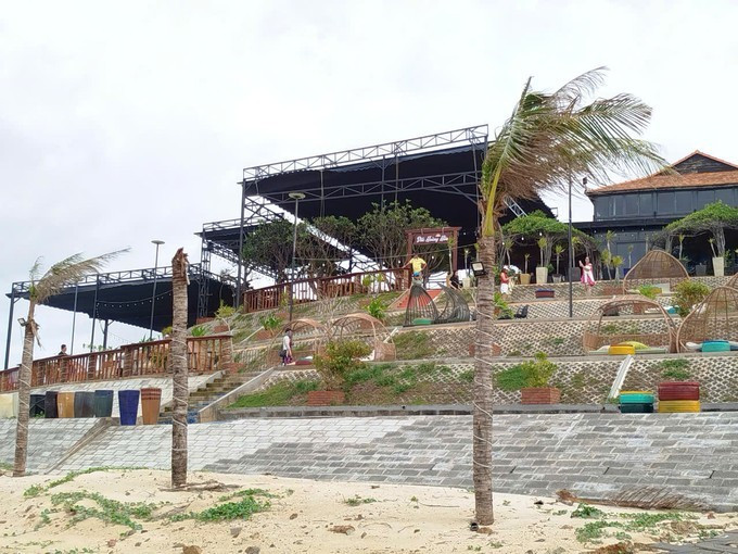 Cụm công trình xây dựng hoành tráng tại dốc Hoàng Hôn - Phan Thiết. Ảnh: N. T. Cụm công trình xây dựng hoành tráng tại dốc Hoàng Hôn - Phan Thiết. Ảnh: N. T.