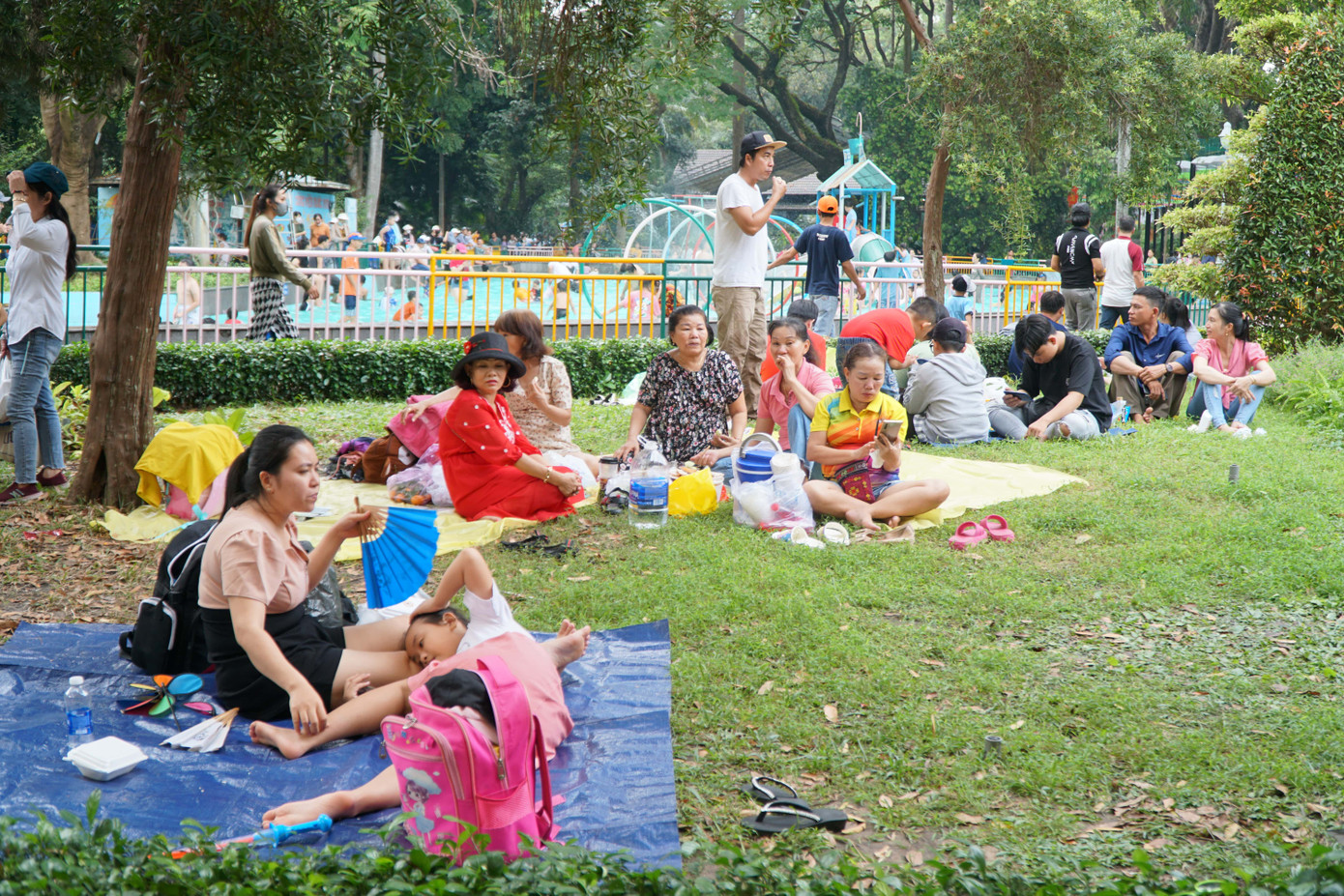 Một số gia đình trải bạt, nghỉ trưa và ăn uống ngay tại các bãi cỏ, bãi đất trống