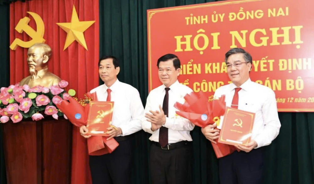 Ông Võ Văn Phi (bên trái) và ông Dương Minh Dũng (bên phải) nhận quyết định Ông Võ Văn Phi (bên trái) và ông Dương Minh Dũng (bên phải) nhận quyết định