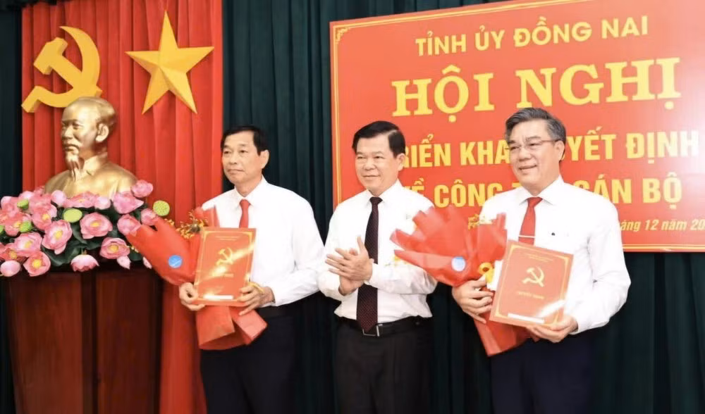 Ông Võ Văn Phi (bên trái) và ông Dương Minh Dũng (bên phải) nhận quyết định