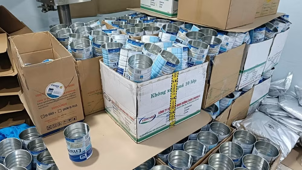 Vỏ lon sữa giả được chất trong thùng khi Đội 7 Phòng Cảnh sát Kinh tế Công an TPHCM đột kích vào cơ sở của Vũ Thành Công.
