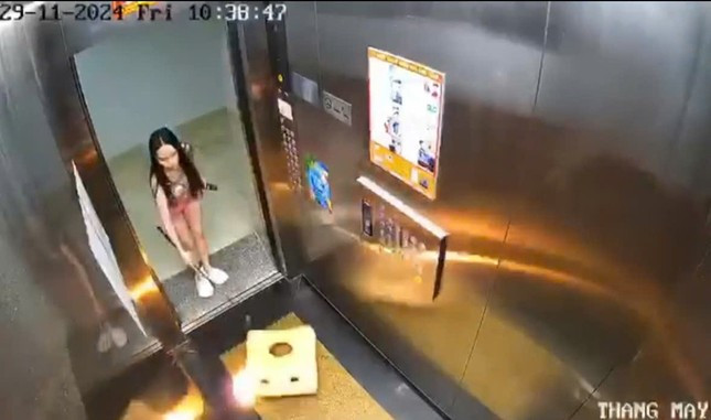 Người phụ nữ ném vật cháy vào cửa thang máy chung cư gây xôn xao dư luận. Ảnh cắt từ clip Người phụ nữ ném vật cháy vào cửa thang máy chung cư gây xôn xao dư luận. Ảnh cắt từ clip
