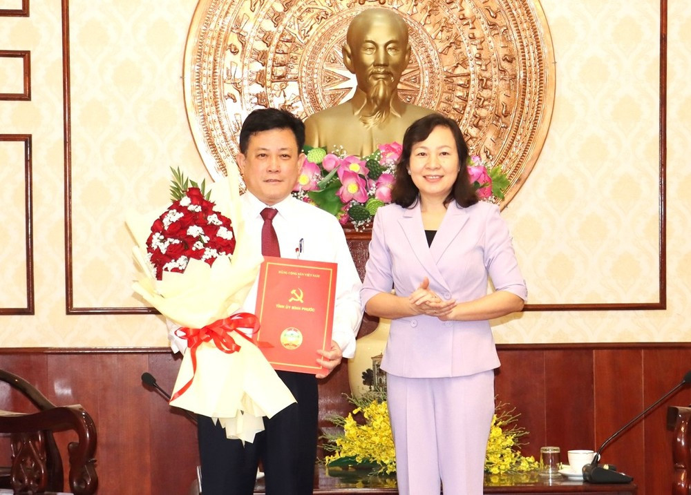 Phó Bí thư Thường trực Tỉnh ủy, Chủ tịch HĐND tỉnh Bình Phước Huỳnh Thị Hằng trao quyết định bổ nhiệm ông Đặng Hà Giang giữ chức Chánh Văn phòng Tỉnh ủy. Phó Bí thư Thường trực Tỉnh ủy, Chủ tịch HĐND tỉnh Bình Phước Huỳnh Thị Hằng trao quyết định bổ nhiệm ông Đặng Hà Giang giữ chức Chánh Văn phòng Tỉnh ủy.