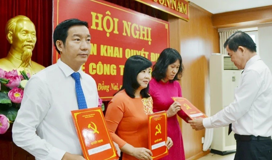 Bí thư Tỉnh ủy Đồng Nai Nguyễn Hồng Lĩnh trao các quyết định bổ nhiệm cán bộ Bí thư Tỉnh ủy Đồng Nai Nguyễn Hồng Lĩnh trao các quyết định bổ nhiệm cán bộ