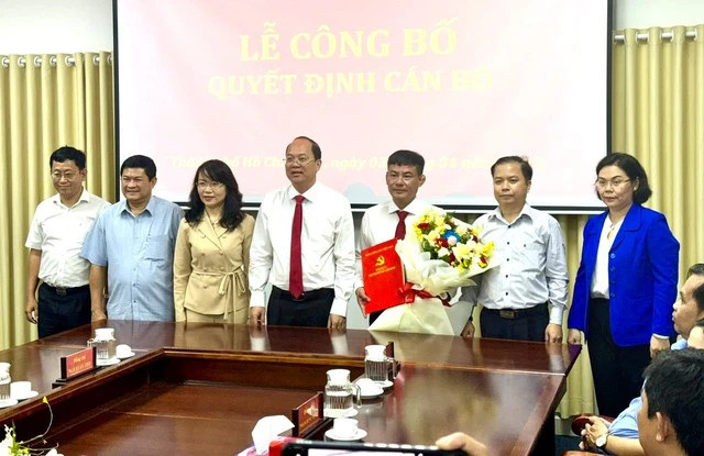 Ông Lê Kim Hiếu (thứ 5 từ trái qua) làm Phó bí thư Thường trực Quận ủy quận 6. Ảnh: Nguyên Vũ Ông Lê Kim Hiếu (thứ 5 từ trái qua) làm Phó bí thư Thường trực Quận ủy quận 6. Ảnh: Nguyên Vũ