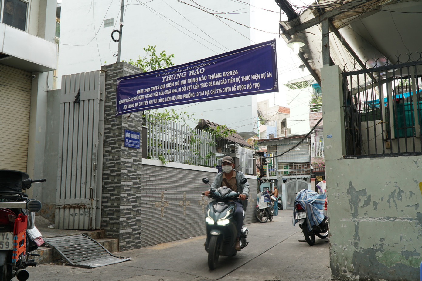 Sau khi UBND quận 3 (TPHCM) tổ chức ngày hội động thổ khởi công nhiều công trình mở rộng hẻm trên địa bàn, người dân đã bắt đầu dỡ tường rào để giao mặt bằng cho địa phương.