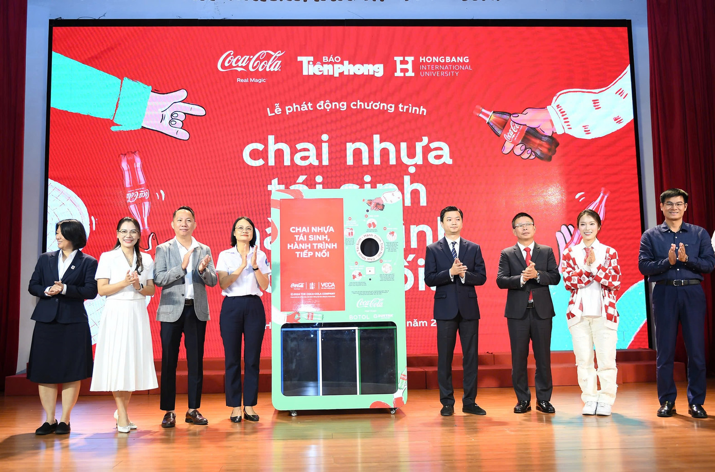 Sáng ngày 9/9, chương trình “Chai nhựa tái sinh, hành trình tiếp nối” do Báo Tiền Phong phối hợp cùng Coca-Cola Việt Nam tổ chức tại trường ĐH Quốc tế Hồng Bàng (TP. HCM). Tham dự buổi Lễ có: Anh Nguyễn Minh Triết - Bí thư T.Ư Đoàn, Chủ tịch T.Ư Hội Sinh viên Việt Nam; chị Trần Thu Hà - Phó bí thư Thành Đoàn, Chủ tịch Hội Sinh viên TP. HCM.