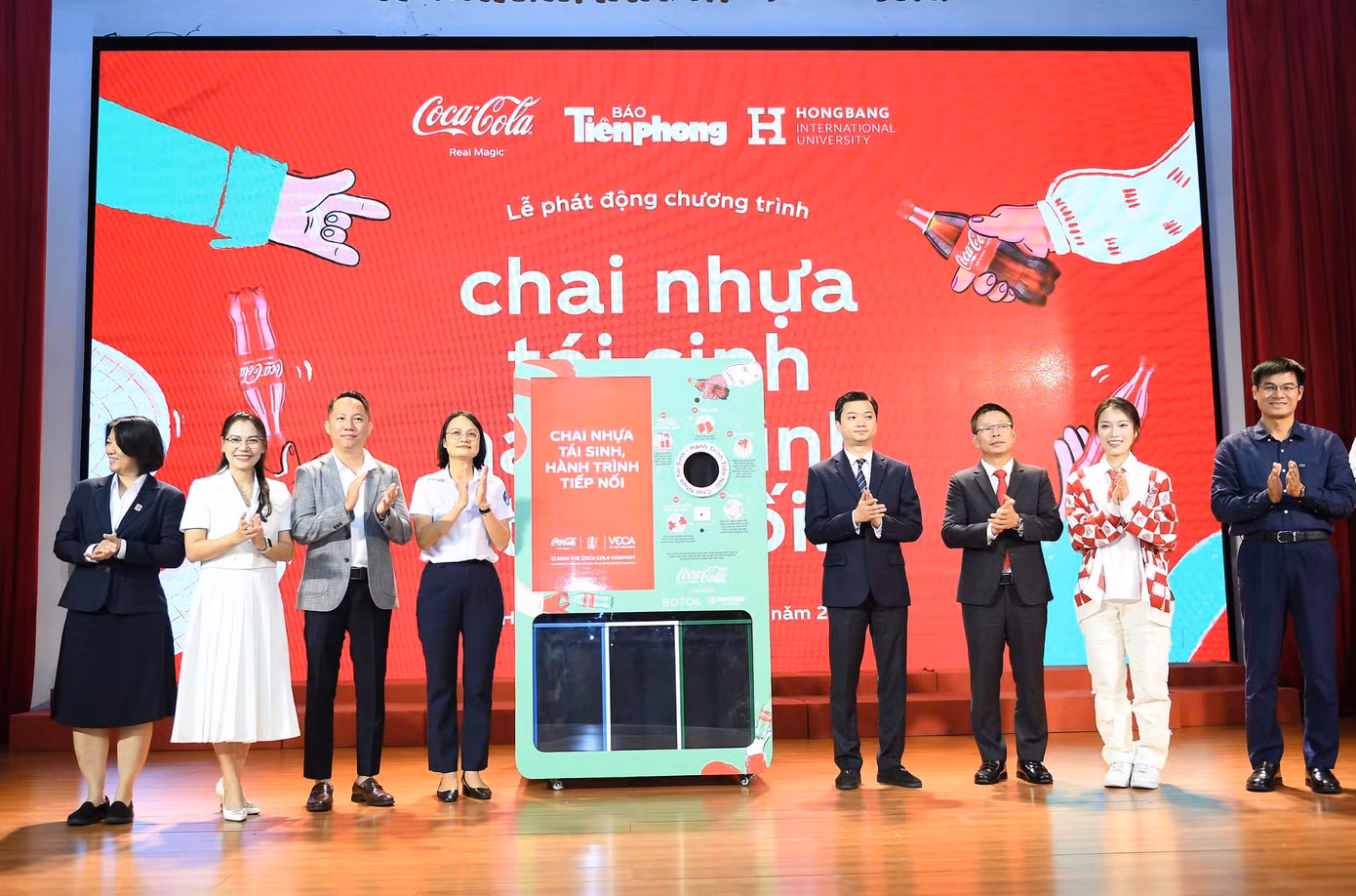 Sáng ngày 9/9, chương trình “Chai nhựa tái sinh, hành trình tiếp nối” do Báo Tiền Phong phối hợp cùng Coca-Cola Việt Nam tổ chức tại trường ĐH Quốc tế Hồng Bàng (TP. HCM). Tham dự buổi Lễ có: Anh Nguyễn Minh Triết - Bí thư T.Ư Đoàn, Chủ tịch T.Ư Hội Sinh viên Việt Nam; chị Trần Thu Hà - Phó bí thư Thành Đoàn, Chủ tịch Hội Sinh viên TP. HCM.