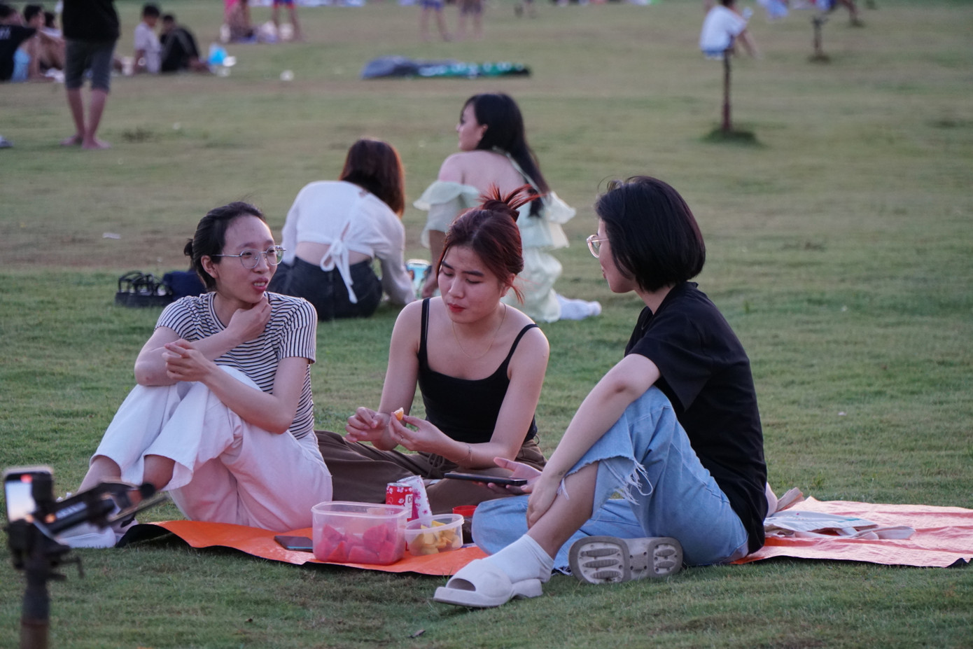 Nhiều nhóm bạn chuẩn bị nước uống, trái cây để tổ chức picnic. "Không ngờ gần thành phố lại có nơi mát mẻ, rộng rãi thế này. Nhìn diều bay lượn làm tôi nhớ tuổi thơ thả diều mỗi mùa hè", Ngọc Lê (25 tuổi, ngụ quận 10) cho hay.