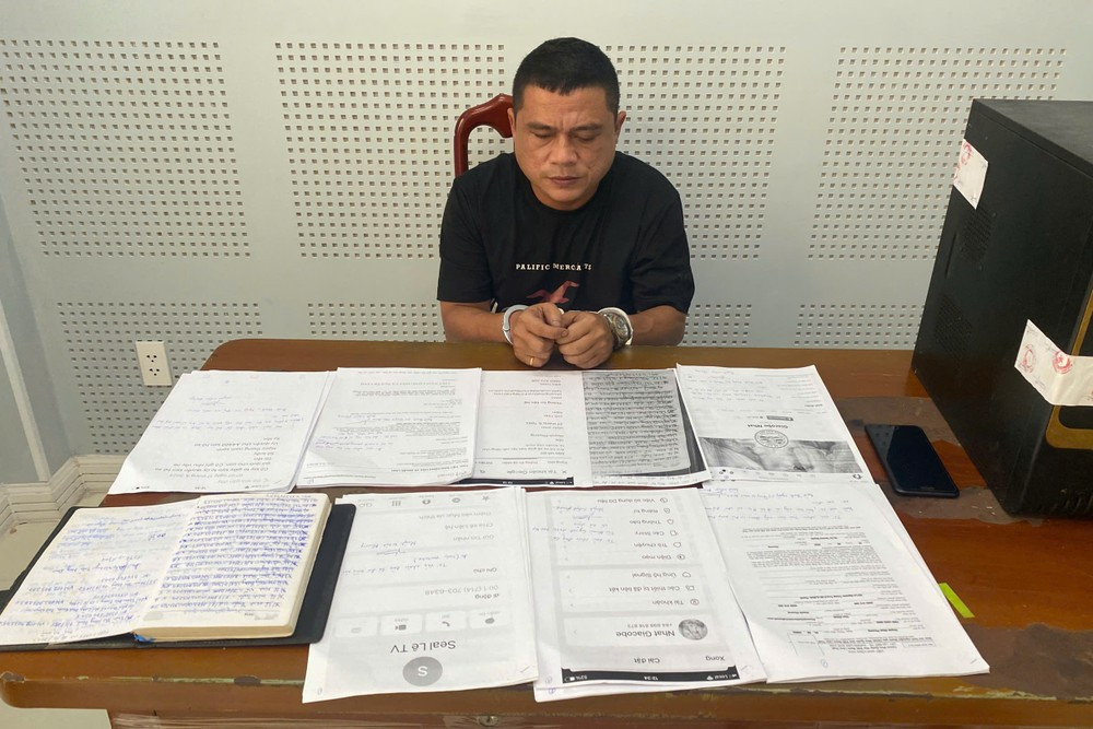 Huỳnh Nhật Phương cùng với tang vật. Ảnh: Công an cung cấp.