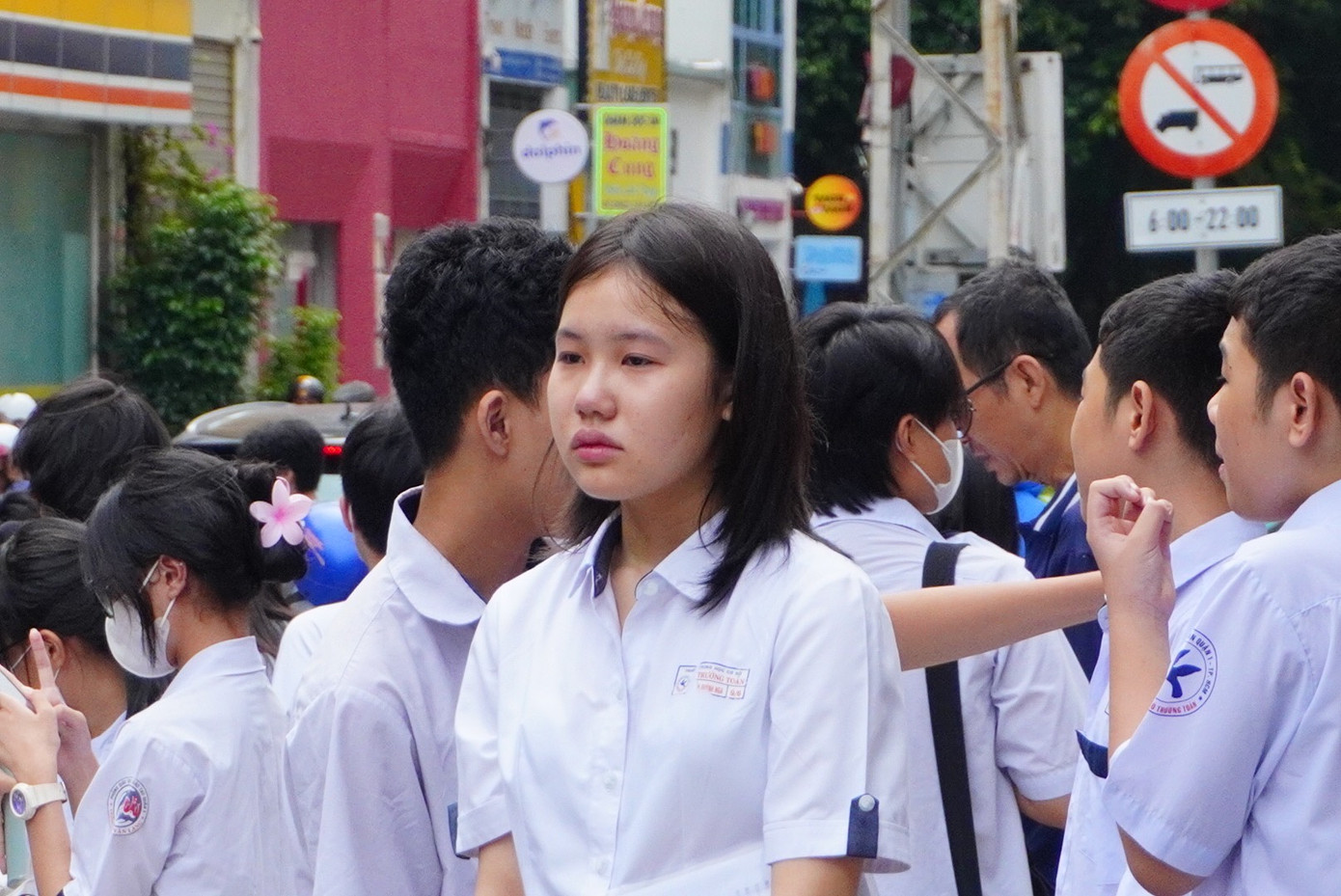 Thí sinh bật khóc sau bài thi môn Toán. Thí sinh bật khóc sau bài thi môn Toán.