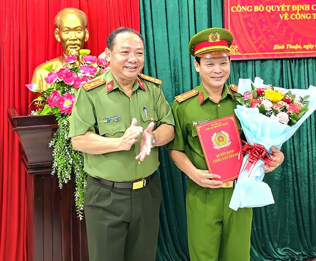 Đại tá Lê Quang Nhân, Giám đốc Công an tỉnh Bình Thuận trao quyết định và tặng hoa chúc mừng Thượng tá Ung Chiêu Thành. Đại tá Lê Quang Nhân, Giám đốc Công an tỉnh Bình Thuận trao quyết định và tặng hoa chúc mừng Thượng tá Ung Chiêu Thành.