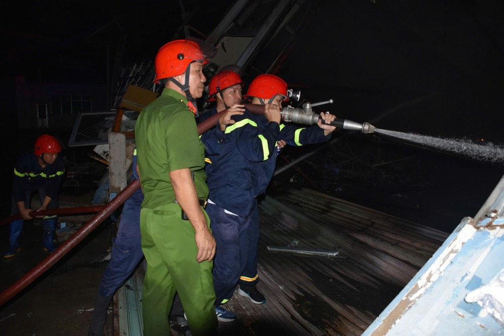 Công an tỉnh Bà Rịa - Vũng Tàu đã điều động 17 phương tiện và hơn 120 cán bộ, chiến sỹ tham gia chữa cháy.