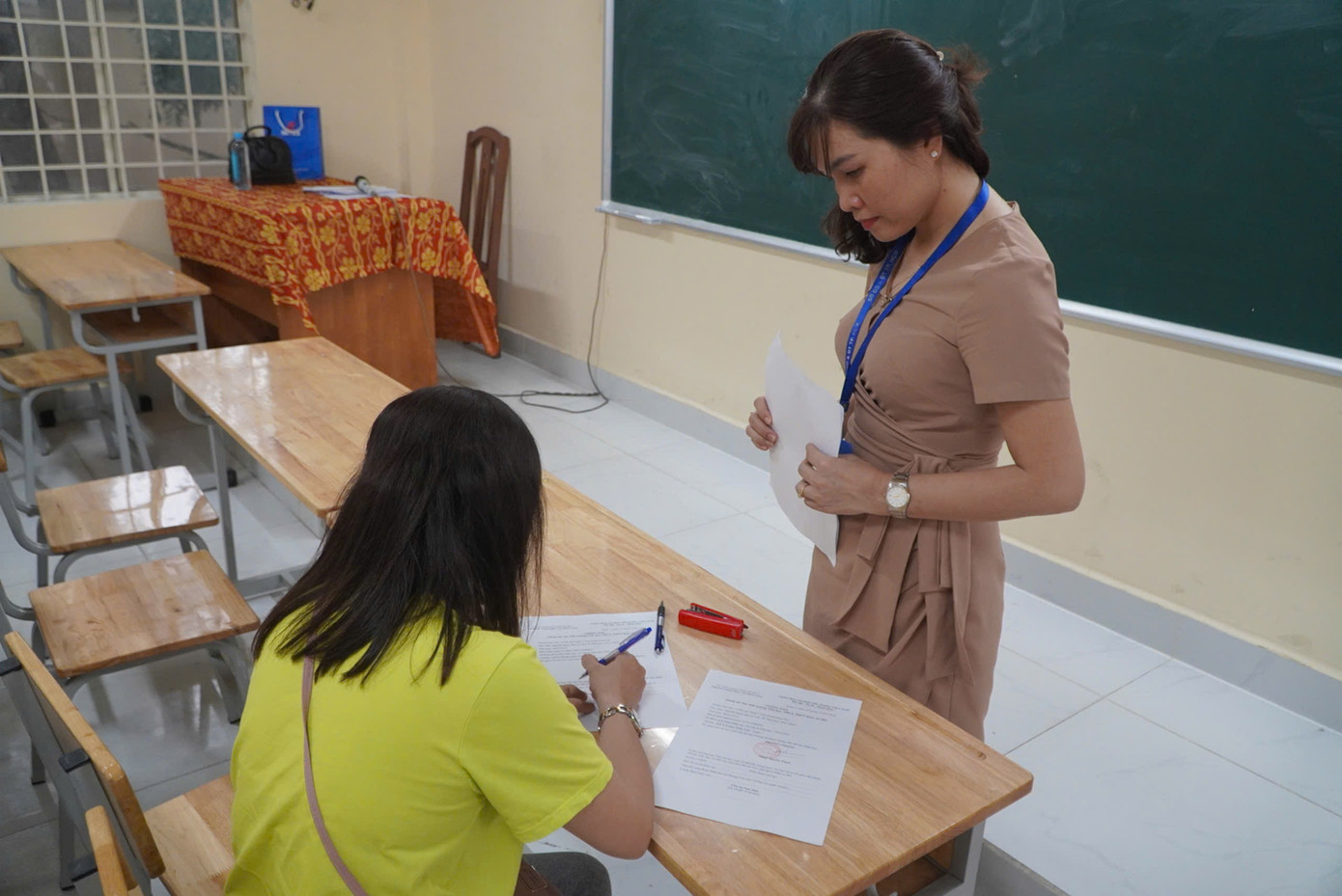 Phụ huynh Trường Quốc tế Mỹ Việt Nam được hướng dẫn làm thủ tục chuyển trường. Ảnh: C.P. Phụ huynh Trường Quốc tế Mỹ Việt Nam được hướng dẫn làm thủ tục chuyển trường. Ảnh: C.P.