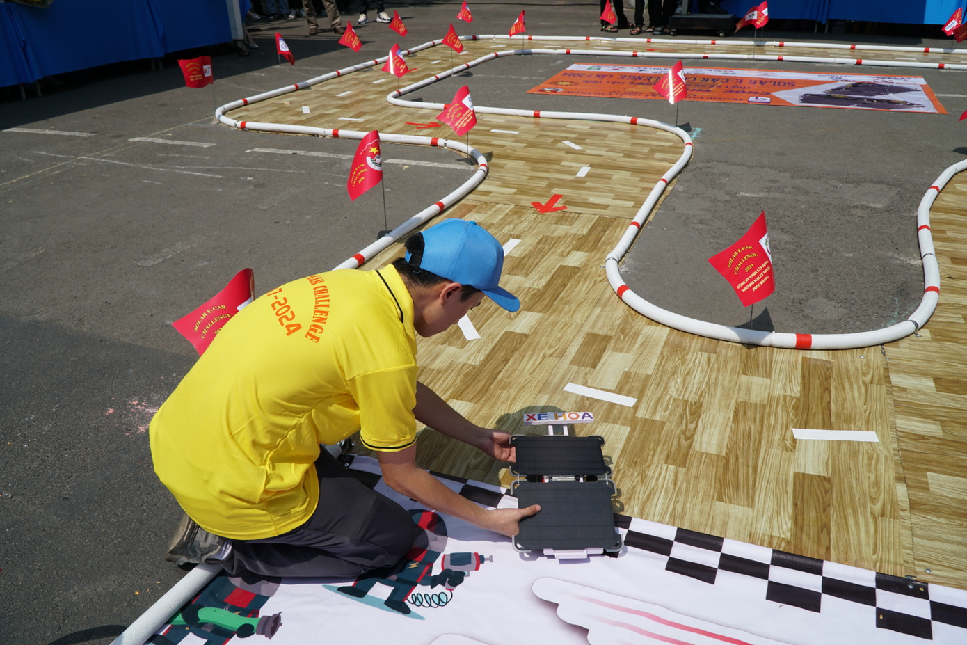 Sinh viên tham dự cuộc thi Đua xe năng lượng Solar e-car challenge 2024. Ảnh: Nhàn Lê