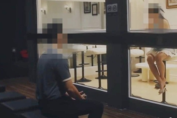 Phòng khách nam được thiết kế ghế thấp, lắp gương 2 chiều để nhìn sang phòng khách nữ ngồi ở ghế cao.