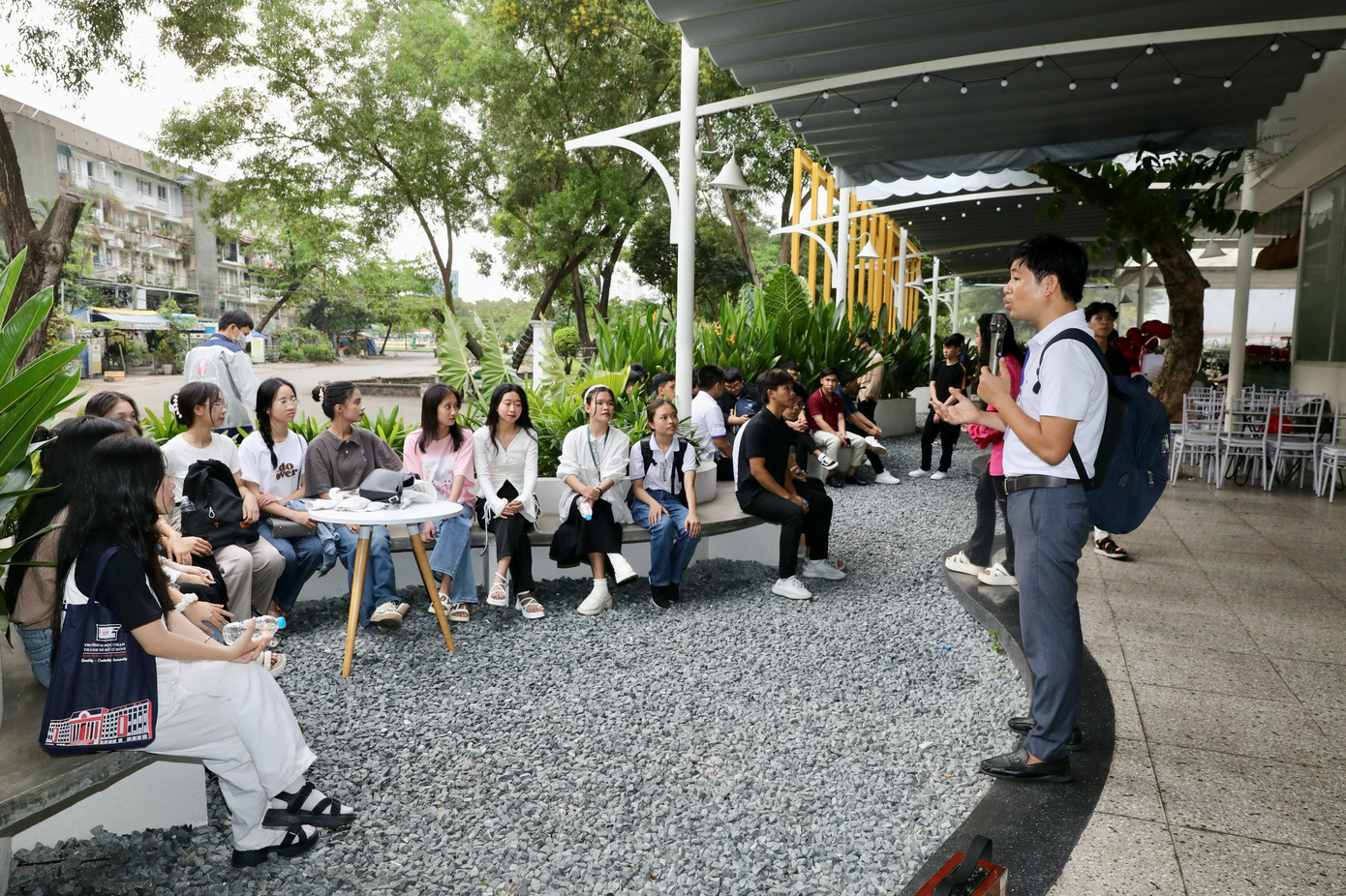 Các bạn sinh viên được nghe giới thiệu về những điểm thú vị tại TPHCM. Các bạn sinh viên được nghe giới thiệu về những điểm thú vị tại TPHCM.