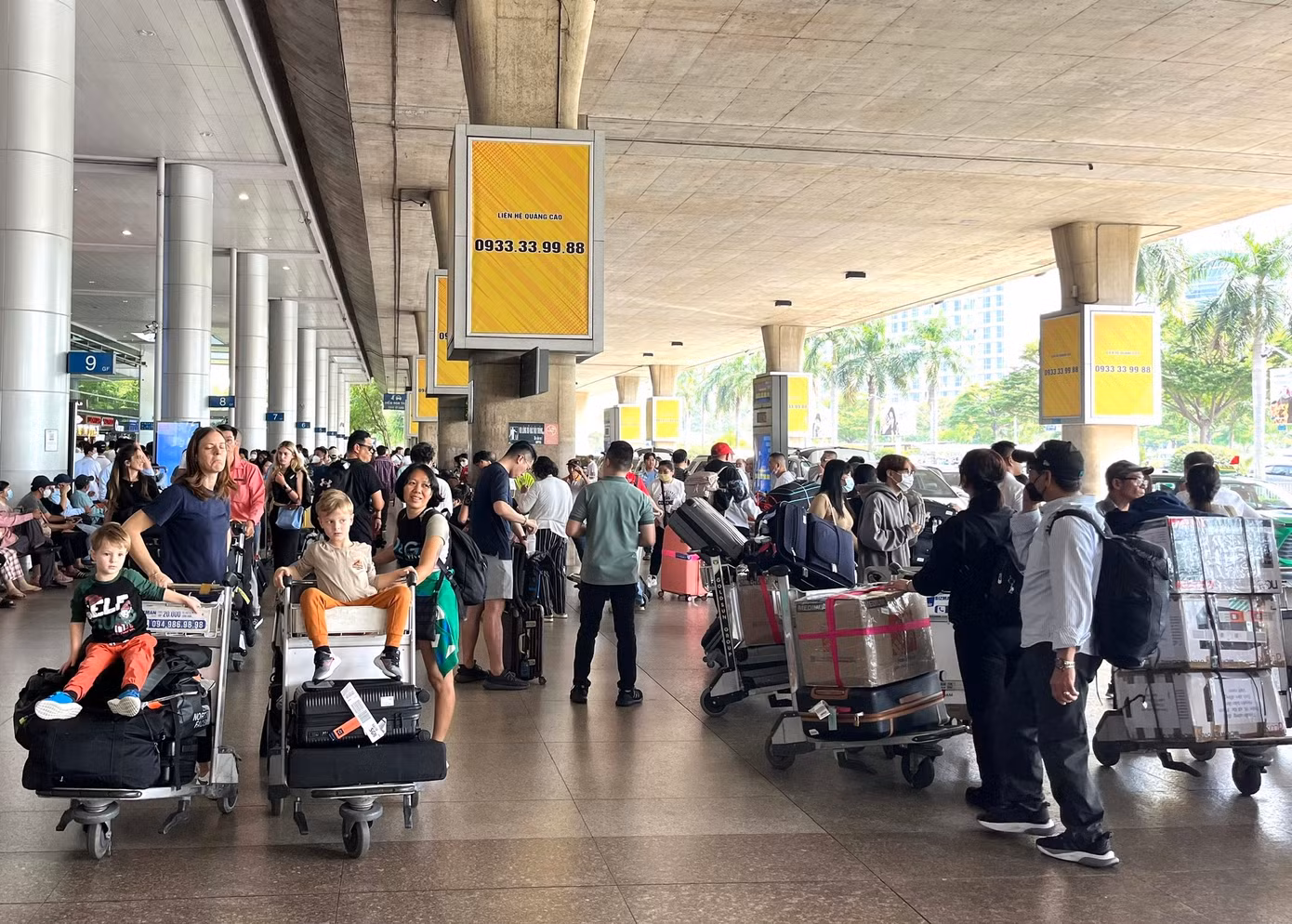 Hành khách di chuyển tại Ga quốc tế sân bay Tân Sơn Nhất. Ảnh: Nhàn Lê.