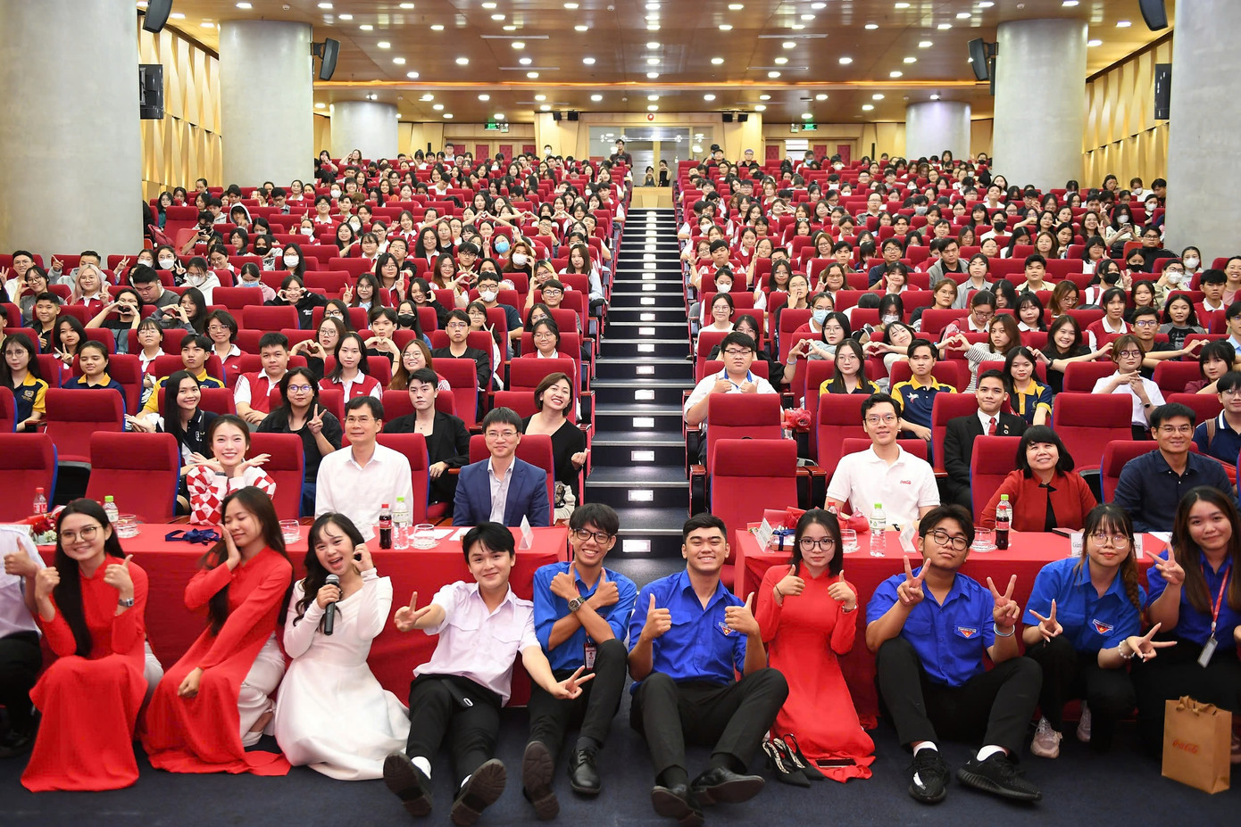 Cùng với sinh viên, người dân TP. HCM tham gia chương trình bằng cách thu gom vỏ chai nhựa, lon rỗng để đưa vào các máy để tích chai. Người dân đăng ký thông tin qua ứng dụng zalo để tham gia chương trình và quy đổi số chai thành các phần thưởng trong ví điện tử zalopay hay voucher urbox.