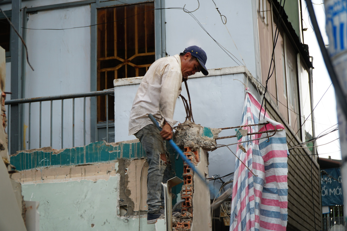 Dưới ánh nắng gay gắt, công nhân vẫn miệt mài với công việc.