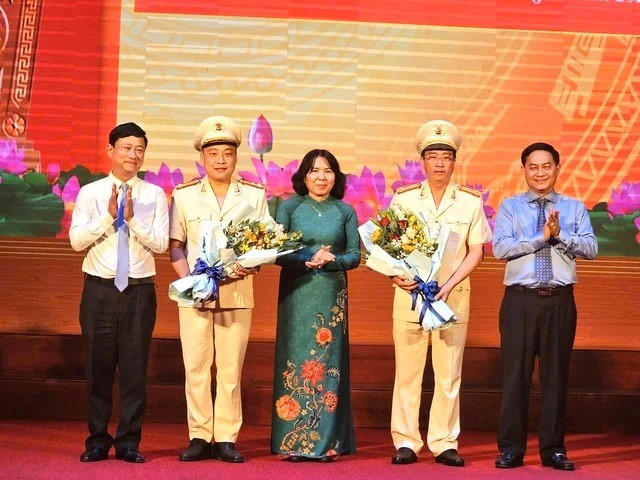 Thượng tá Bùi Thanh Trực (thứ hai từ phải sang) và Thượng tá Phan Huy Văn (thứ hai từ trái sang) giữ chức Phó giám đốc Công an tỉnh Bình Dương Thượng tá Bùi Thanh Trực (thứ hai từ phải sang) và Thượng tá Phan Huy Văn (thứ hai từ trái sang) giữ chức Phó giám đốc Công an tỉnh Bình Dương