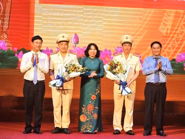 Thượng tá Bùi Thanh Trực (thứ hai từ phải sang) và Thượng tá Phan Huy Văn (thứ hai từ trái sang) giữ chức Phó giám đốc Công an tỉnh Bình Dương