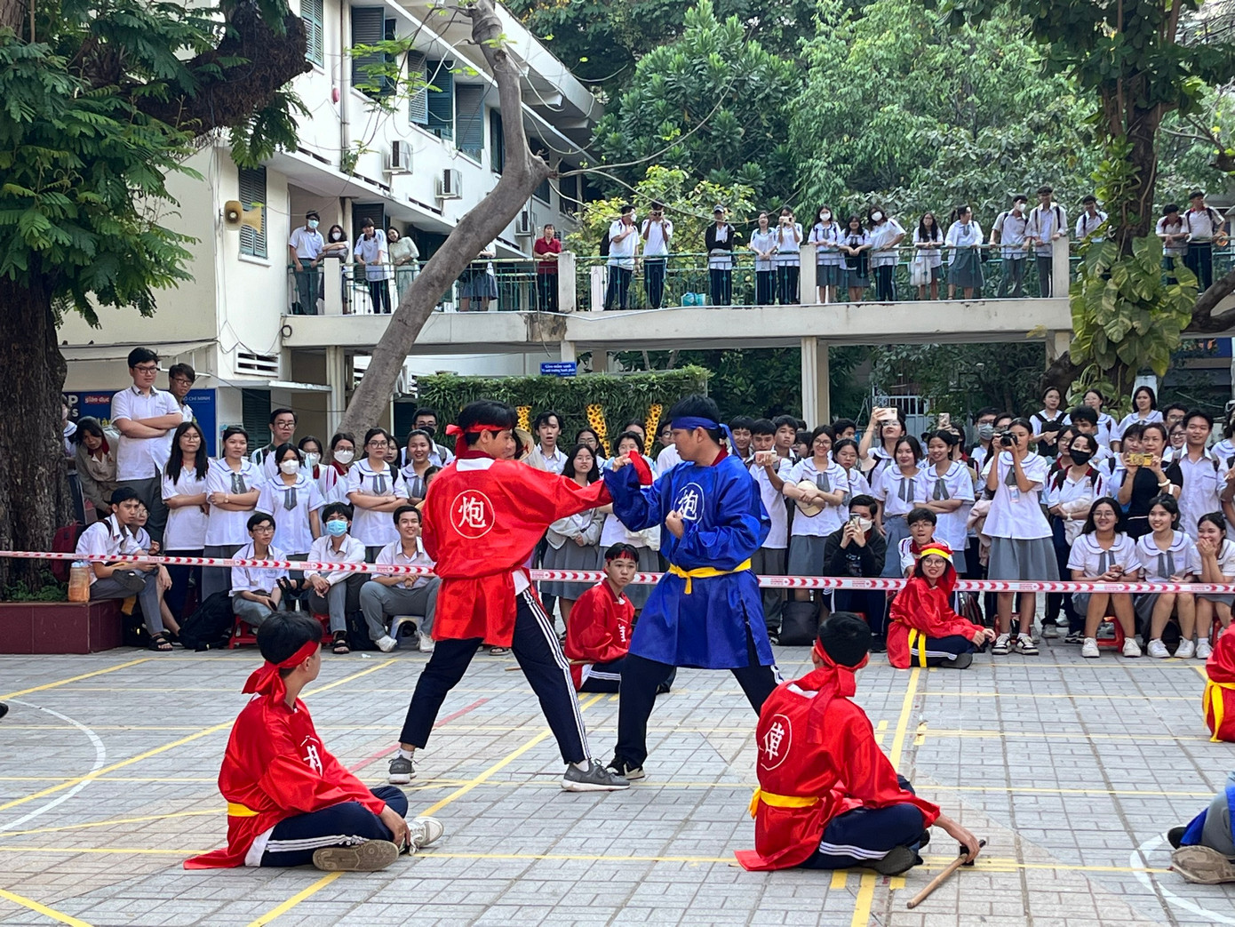 Thầy Lê Trung Hiếu, Tổ trưởng Tổ Giáo dục thể chất – Quốc phòng, Trường THPT Hùng Vương cho hay, đây là lần đầu tiên nhà trường tổ chức thi đấu cờ người.