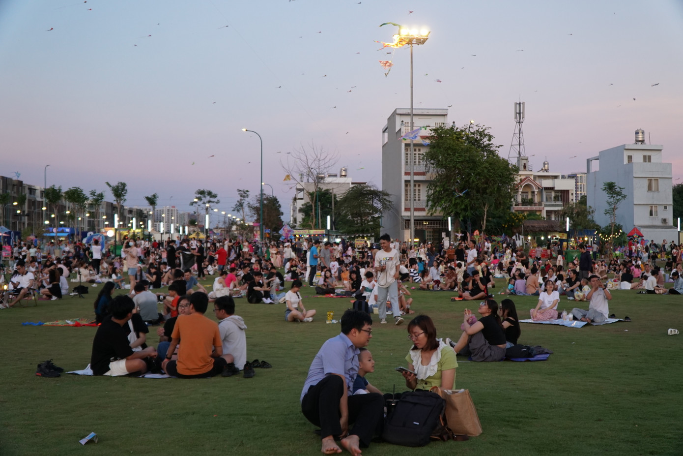 Khuôn viên rộng rãi trên nền cỏ xanh thích hợp cho hoạt động ngoài trời. Không khí mát mẻ, không tốn vé, không xa trung tâm TP... là lý do nhiều người chọn tới địa điểm này vui chơi.