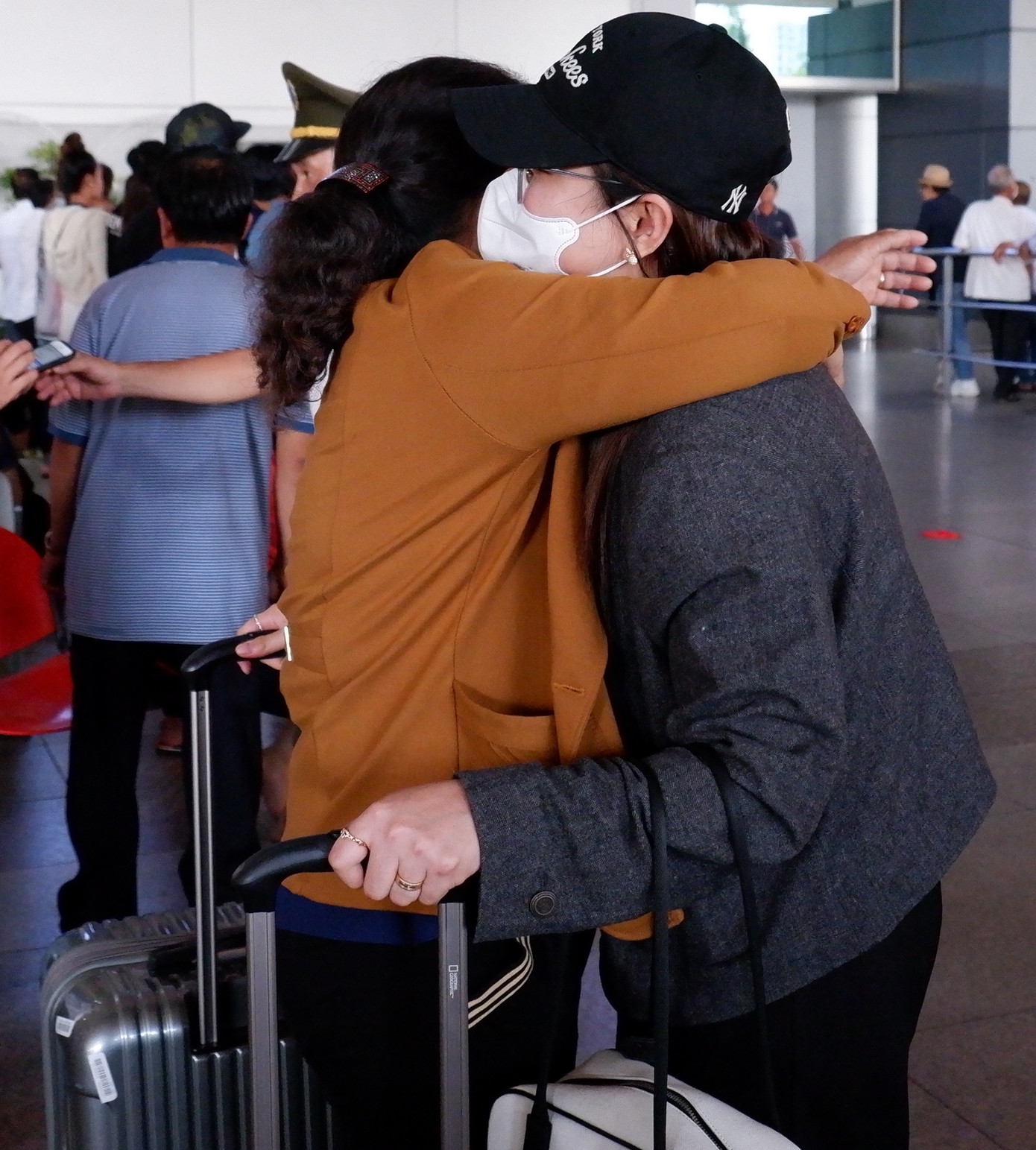 Vừa xuống sân bay, nhiều người đã ôm chầm người thân.