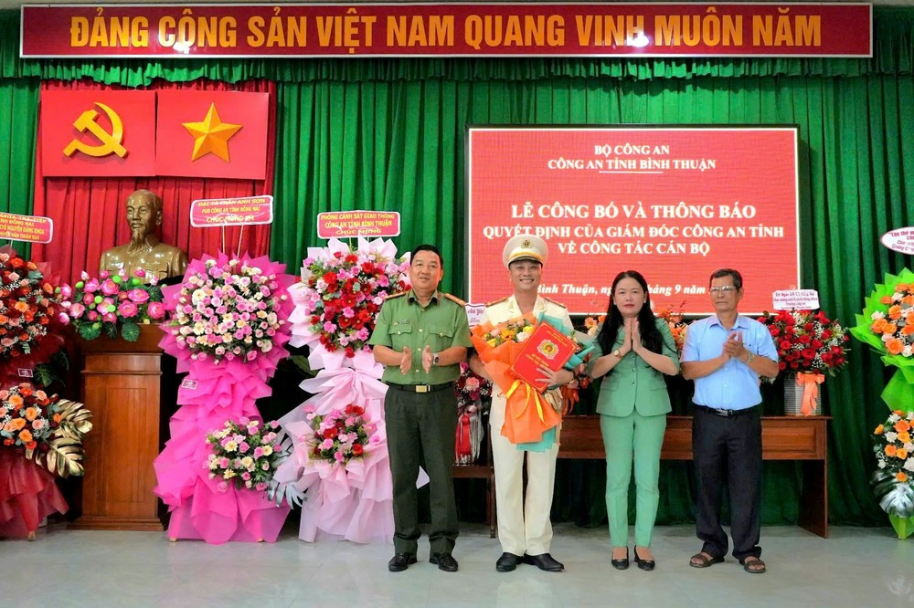 Thượng tá Nguyễn Đăng Khoa nhận quyết định bổ nhiệm giữ chức vụ Trưởng Công an huyện Hàm Thuận Nam. Thượng tá Nguyễn Đăng Khoa nhận quyết định bổ nhiệm giữ chức vụ Trưởng Công an huyện Hàm Thuận Nam.