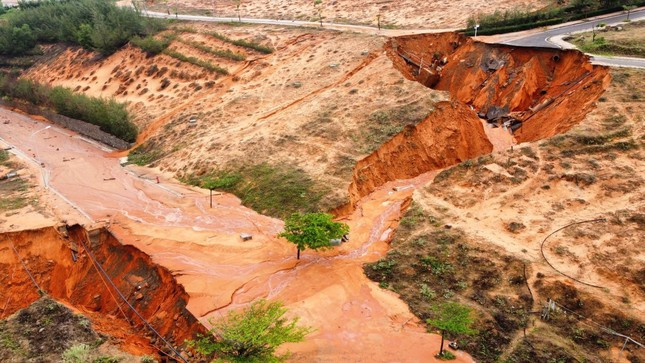 Lũ cát cắt đứt 1 phần đoạn đường