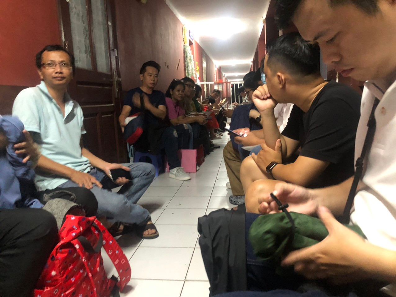 Hàng chục phụ huynh có mặt tại trường Tiểu học Thực hành Đại học Sài Gòn từ đêm đến sáng để chờ nhận hồ sơ vào lớp 1 cho con. Ảnh: Phụ huynh cung cấp.